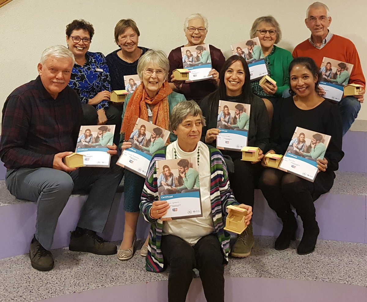 We hebben er weer nieuwe taalvrijwilligers bij met een certificaat, die met cursisten aan de slag kunnen om beter te leren schrijven, rekenen of computeren. Lijkt het jou ook leuk om taalvrijwilliger te worden? Meld je dan snel aan! taalhuisbarneveld.nl/ik-wil-helpen <a href="/BarneveldInfo/">Gemeente Barneveld</a>