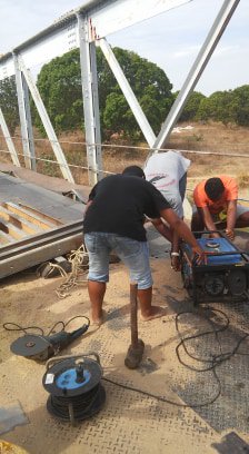 MATP_GOV_MG's tweet photo. #MAHTP #RN4 Pont Antanambao - Andranolava
Après constatation des défections sur le pont Antanambao-Andranolava l'équipe de la #DRAHTP Boeny est descendue sur les lieux pour effectuer les travaux de réparation. La circulation est revenue à la normale actuellement. https://t.co/4pk5e5wFHs