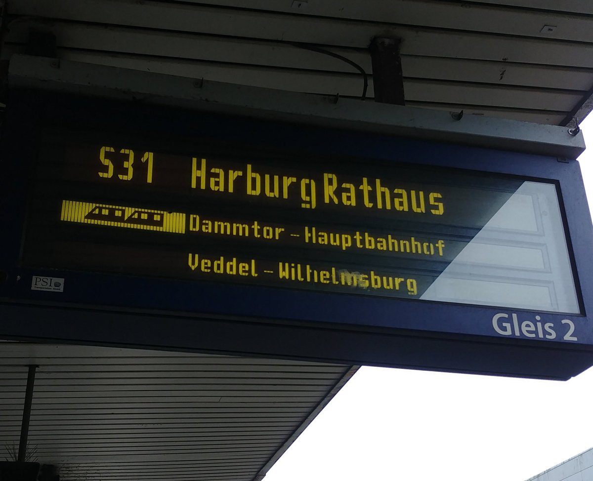 Irgendwas ist ja mindestens jeden zweiten Tag. Heute hat @HVVStoerungen sogar aufgeben anzuzeigen wann die nächste S-Bahn kommt...