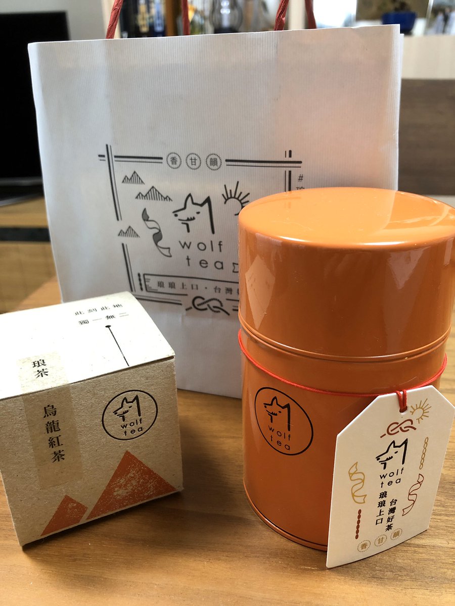 台湾土産1
台湾茶オシャパッケ! 
台湾茶は買い出すときりがなくて泣く泣く厳選?
1枚目のウルフティーの、狼マークがちょこんと入った茶缶は色を選べてかわいい! ギフトBOXやタグやショッパーも全部シャレオすぎるお店でした。店舗に行かずとも色々なお土産屋にもおろしているようでした。 