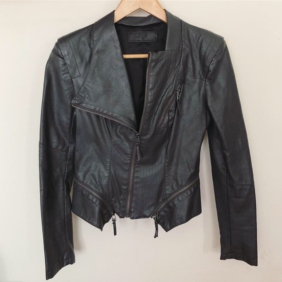 VeraFleming10's tweet photo. So good I had to share! Check out all the items I'm loving on @Poshmarkapp #poshmark #fashion #style #shopmycloset #olivaceous #blanknyc #hollister: https://t.co/1wYzrOdnux https://t.co/SMalhfpzj9