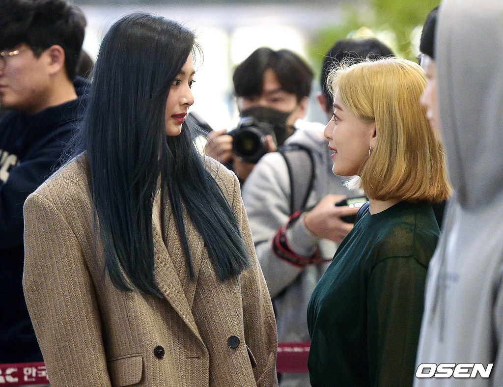 godmitzu's tweet photo. The height difference between Tzuyu and Jihyo is cute https://t.co/kz2t950mAJ