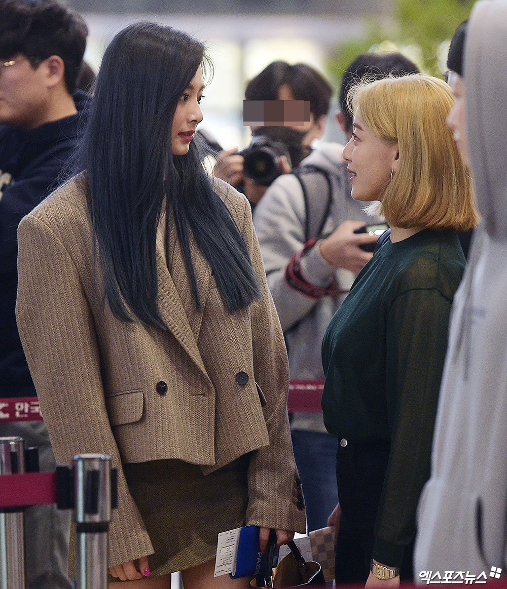 godmitzu's tweet photo. The height difference between Tzuyu and Jihyo is cute https://t.co/kz2t950mAJ