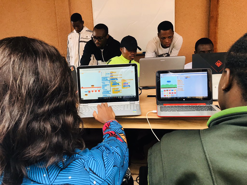 ImpalaEdTech's tweet image. Deuxième jour de notre #LearnAthon à @guerra_hub avec le soutien de @unfpa_benin - Après l’initiation à @scratch, nos #TechEducators 👨‍🏫 ont pour défi, ce matin, de créer un jeu de pommes 🍎.
#EdTech #ImpalaEdTech #SDG4 #SDG5 #21stCenturySkills #DigitalSkills
