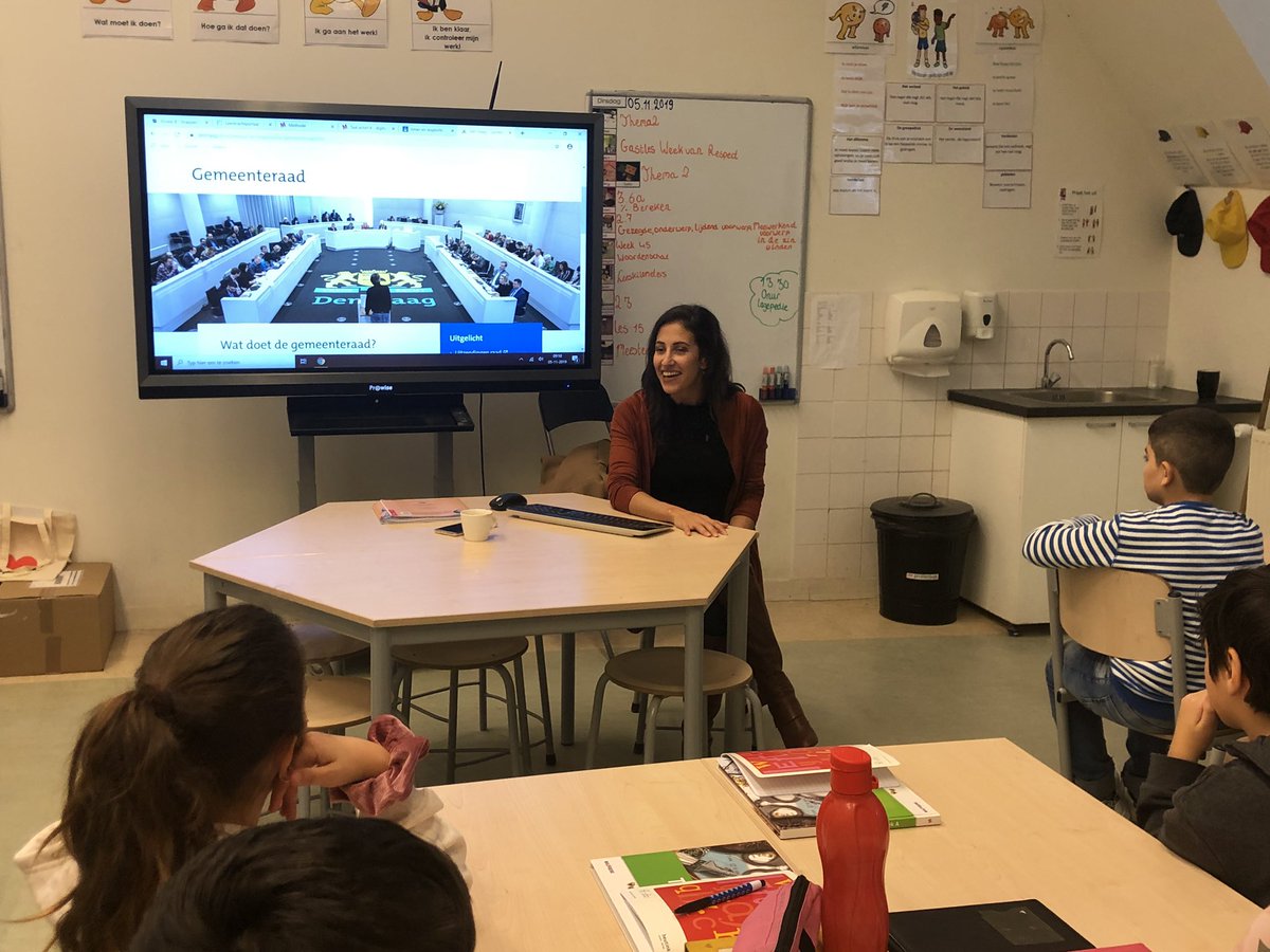 In het kader van #weekvanrespect geeft <a href="/BirgulOzmen/">Birgül Özmen</a>, raadslid <a href="/GemeenteDenHaag/">Gemeente Den Haag</a>, een gastles aan groep 8. Bedankt voor je komst! 👍🏼@bscosmicus070 @Respect_REF