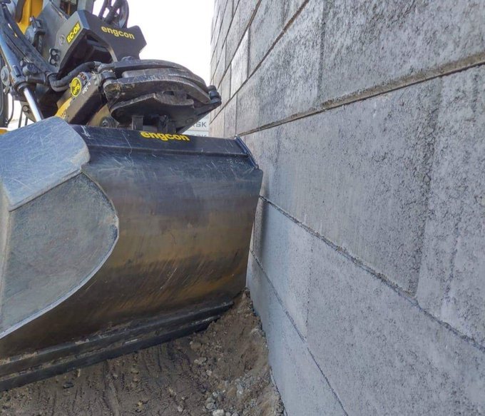 engcon_'s tweet photo. This picture shows exactly why Scandinavian grading buckets are perfect. Giving you maximum flexibility to get into those hard to reach spots with bigger machines. That's why it pays to buy engcon products! #engcon #gradingbucket #efficiency #getthejobdone #tiltrotator https://t.co/Ywa8zTmA0l