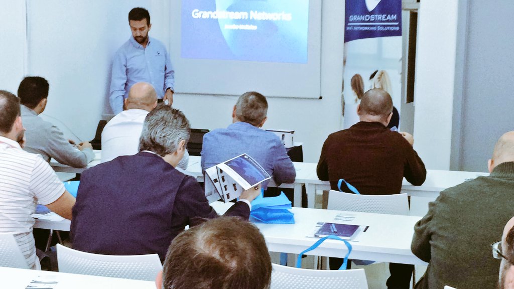 Comienza #JacoboUrdiales con todas las novedades de #Grandstream y su #Roadmap en nuestro #Grandstreamtour2019

¡Aún estás a tiempo de formarte con este gigante de las #ComunicacionesUnificadas 👇 regístrate👇

📍07 Nov #Valencia bit.ly/2oIxfOH

#VoIP #WiFi #TelefoníaIP