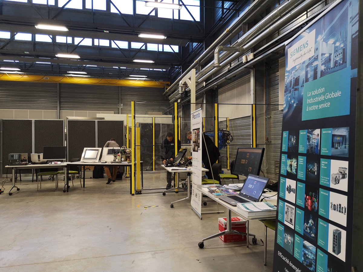 Siemens_France's tweet photo. [JOURNÉE DIGITALE #Siemens – La-Roche-sur-Yon]
La journée dédiée à l'accompagnement vers la #TransformationDigitale : c'est parti ! 👌🏻
Tout un #écosystème de partenaires pour dégager de la valeur grâce au #digital 📈
#Edge #Digitalisation #Industrie40 #SmartData https://t.co/7LAzVT2Eqt