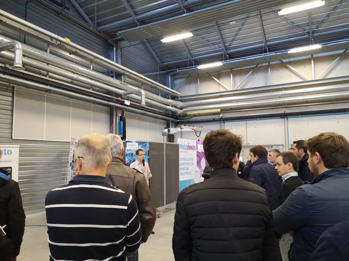Siemens_France's tweet photo. [JOURNÉE DIGITALE #Siemens – La-Roche-sur-Yon]
La journée dédiée à l'accompagnement vers la #TransformationDigitale : c'est parti ! 👌🏻
Tout un #écosystème de partenaires pour dégager de la valeur grâce au #digital 📈
#Edge #Digitalisation #Industrie40 #SmartData https://t.co/7LAzVT2Eqt