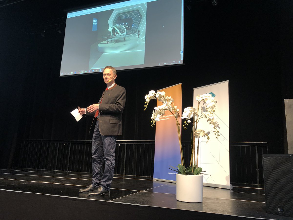 snellemann's tweet photo. KSO Lars Viking @Linkopingkommun nledningstalar på #uasforum 2019. Han säger att Sverige är bra på innovation men vi behöver utveckla vår förmåga att skala innovationer och etablera partnerskap. Om inte-  tas våra innovationer till utlandet för att skalas https://t.co/ntBOhWBWDR