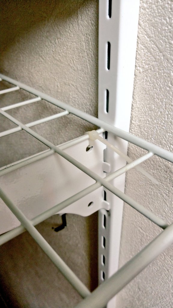コウ 232 Twitterren 昨日のdiy キッチンの壁 下地センサーと針を併用して下地確認してドリルで穴空け ダイソーの可動棚レールを電動ドライバーで打ち付け ダイソーの棚受け差し込んでダイソーのワイヤーネットを結束バンドで固定 完成