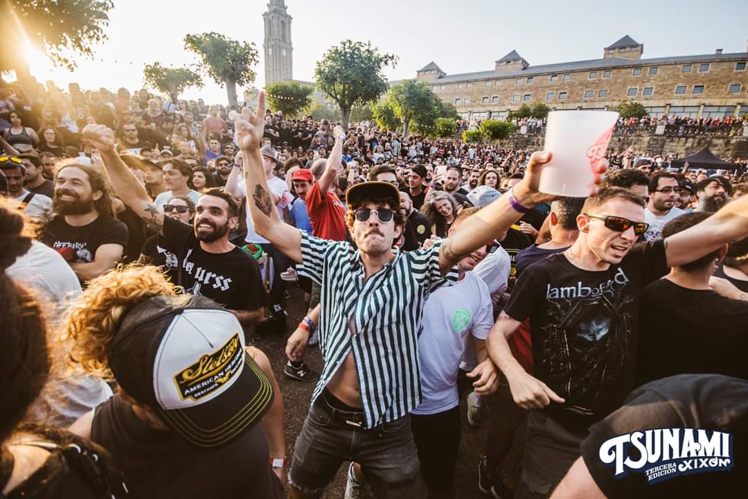TsunamiXixon's tweet photo. Somos la mayor ola de #Rock.
¡¡¡Únete a nosotros, cada año la haremos más grande!!!
🤟🏼🤟🏼🤟🏼 @LaboralCdlC https://t.co/HclYyWQg0r