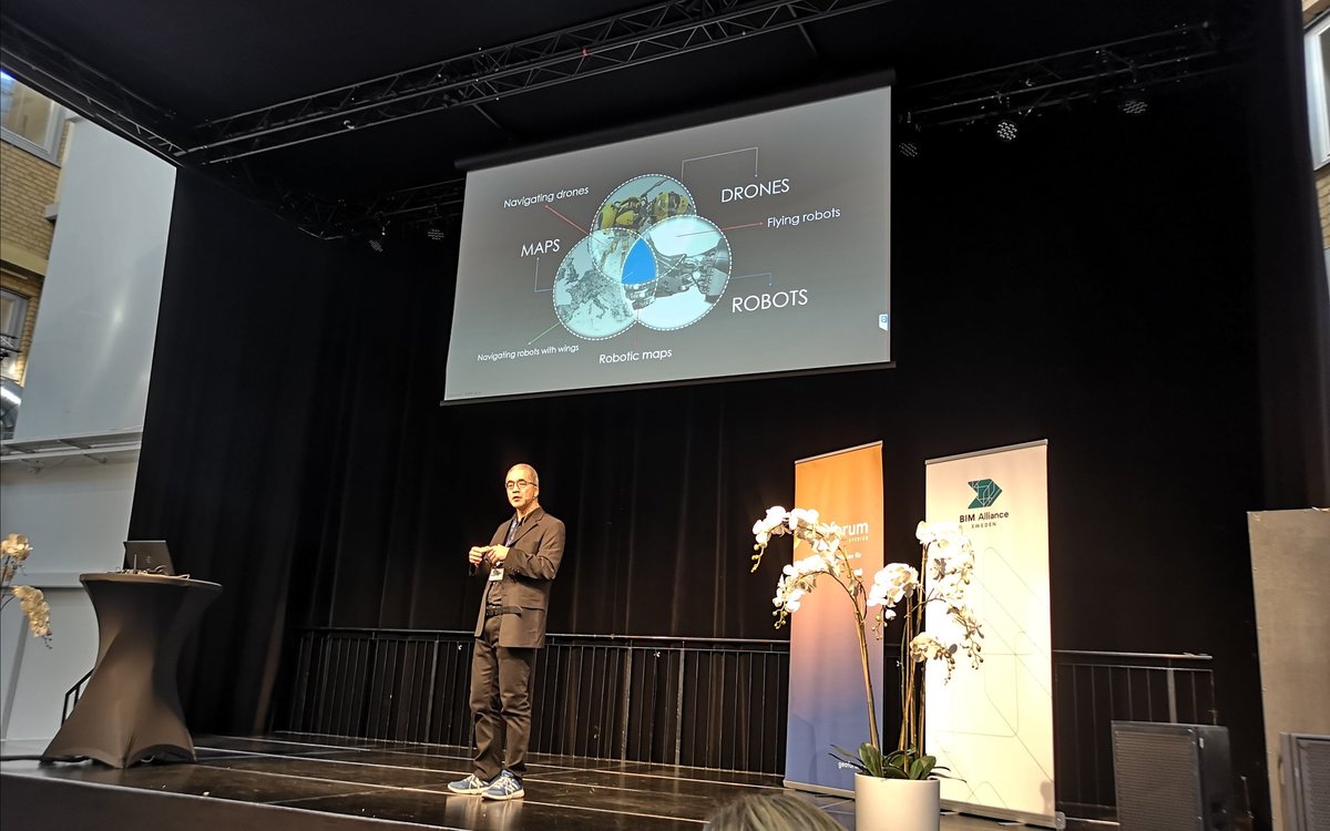 GeoforumSE's tweet photo. #drönare, #kartor och #robotar. Keynotetalaren @GISJensen berättar inspirerande om möjligheterna och nyttan idag - på #uasforum 2019 https://t.co/27GHDq0uec