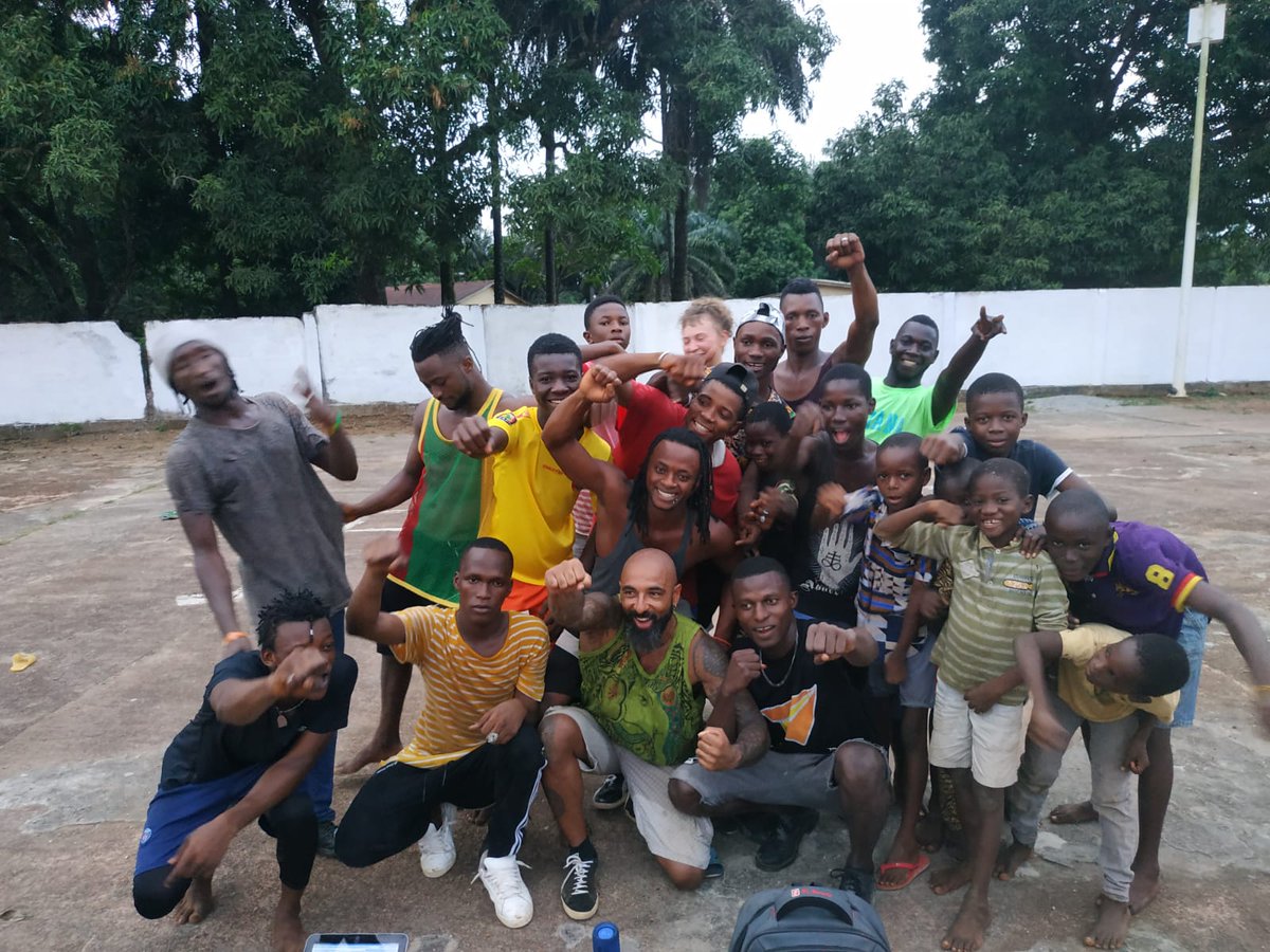 CMC_Guinee's tweet photo. #UM19 Représentation artistique de @BBilia ✍🏿💭et Lionel Frédoc🕺🏾 pour #Boffa 🇬🇳 #Merci aux autorités pour leur soutien @KissingCamara @departement17 @hakimbah @institutfr @ccfg @AmbaFrGuinee @Agrem_Guinee #Guinée #Kibaro @Bouche_dAirCkry @FBouzigues @AmbaFrGuinee @GouvGN https://t.co/XPL4gL5egy