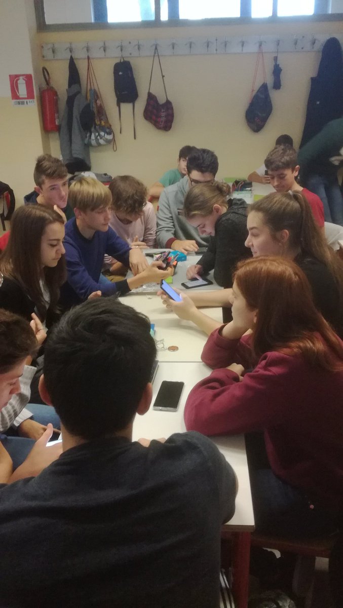 GExponi3F's tweet photo. #Exponi Primo momento di mumble mumble in classe per il tema dello ius soli. https://t.co/W3hE3Vuvfe