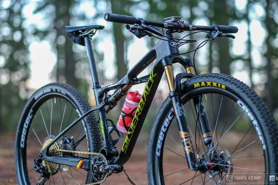 silverbackspain's tweet photo. 🏆 ¡GANADORES!
Hemos ganado en dos categorías en los https://t.co/tFWDVUfjXM Awards 2019 presentados por https://t.co/18Ml6bCvBy:
Mejor COMPAÑÍA Silverback
Y la mejor bicicleta de montaña Stra (Stratos SBC)
Gracias por tu apoyo
#SilverbackBikes
#SilverbackStratos
#BornToBeFast https://t.co/1rrnnH7R4R