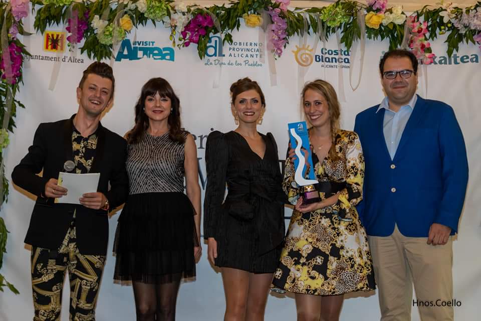 dluxe_official's tweet photo. Estamos muy orgullosos de nuestro paso por @feriadeeventos Además el jurado conformado por la actriz, Lola Forner @InfiltradaBea @THEOMODA y Angélica Sandoval  nos han elegido 🏆 PREMIO AL MEJOR STAND 🏆 de los premios FEvA 2019 empatados con @ChicorelaEvent 😍🎉 https://t.co/kw0szpYzTD