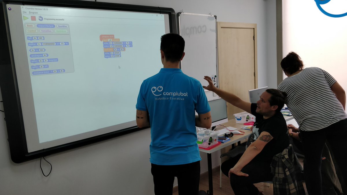 Segunda sesión formativa de los cursos para formadores en la semana de innovación en la Robótica Educativa de #Complubot, con #Crumble Junior y #CrumbleBot