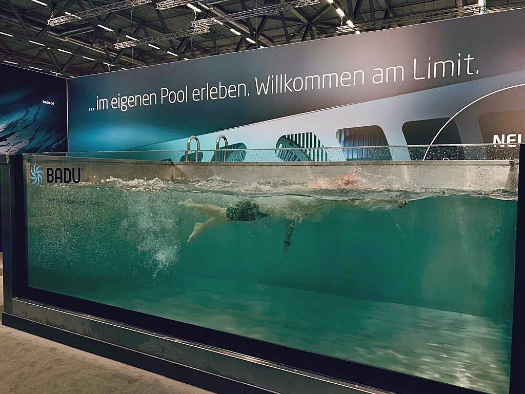 SPECK_Pumpen's tweet photo. Es geht los! Das SPECK Team freut sich Sie bei der #Aquanale in Halle 6.1, Gang C/D, Stand 20/21 begrüßen zu dürfen! Unsere Schwimmer schwimmen auch schon fleißig 🏊♂️
.
#SPECK #BADU #Poolpumpen #Pooltechnik https://t.co/mlKWh5MLdb