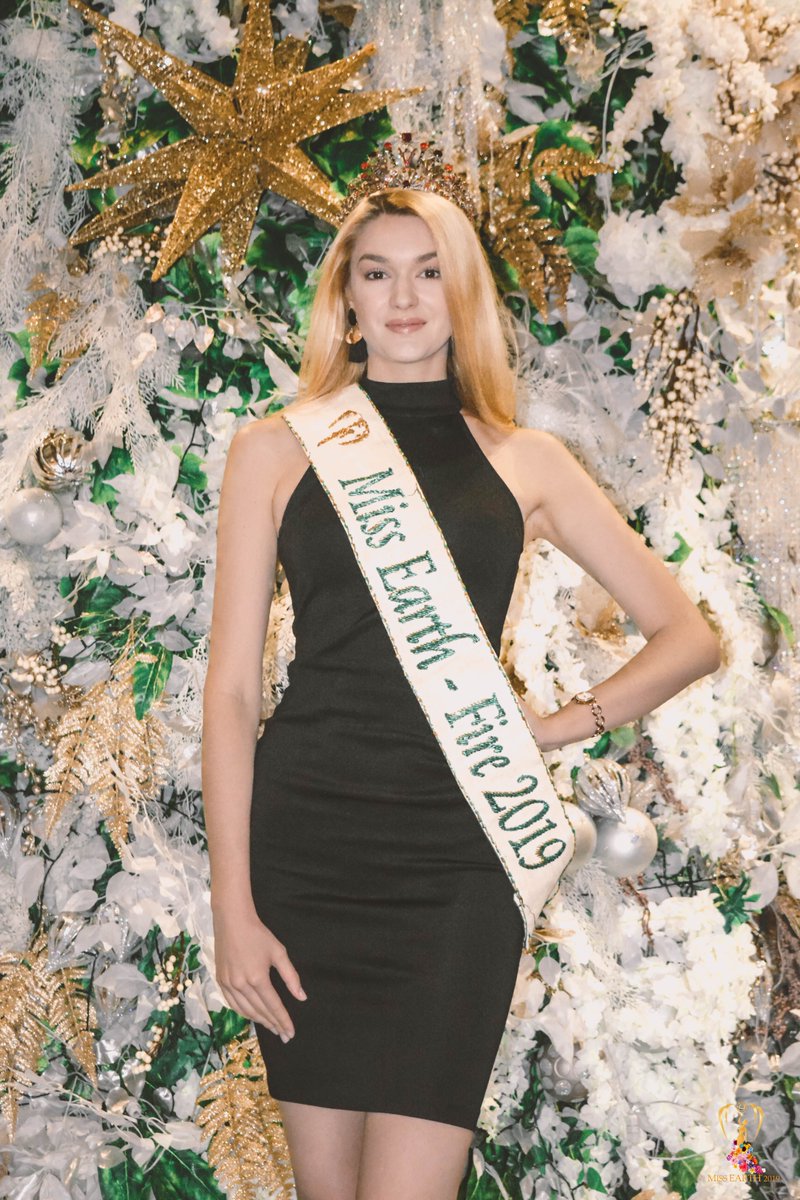 MissEarth's tweet photo. 50 Days left till Christmas ✨
and our #MissEarth2019 Queens are greeting you "A happy and wonderful holiday!"
Thank you Diamond Hotel Philippines for being the Official Residence of Miss Earth 2019 Water Group.

Photos by @preciousgranger

#BeautiesForACause #MEandmyTree https://t.co/u65LqYshla