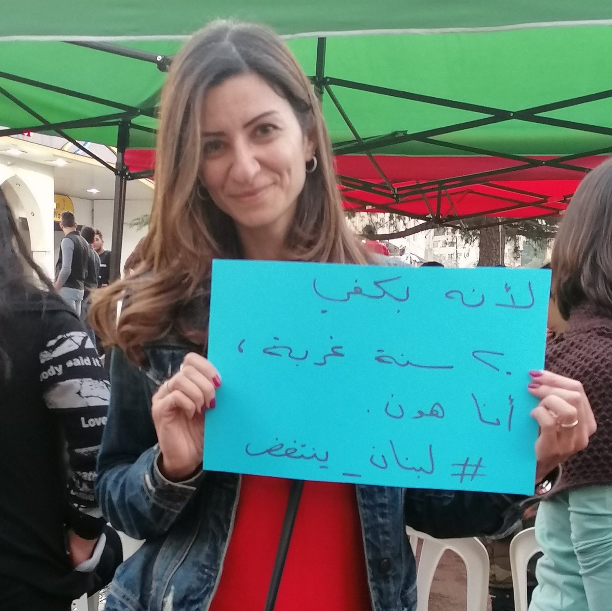 may80m's tweet photo. ٢٠ سنة بالغربة بتكفي. بدي ولادي يعيشوا بكرامة ببلدن، بدي يربوا تحت سما لبنان.
#لبنان_ينتفض https://t.co/QOFIk00aFB