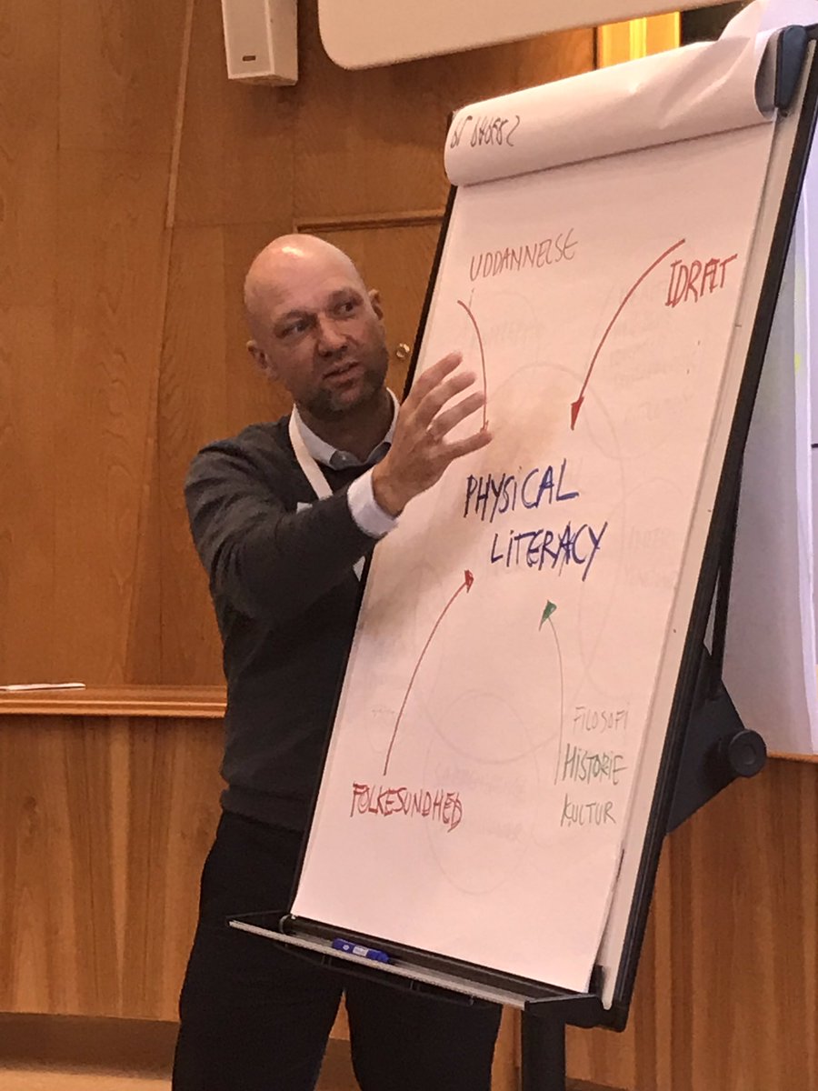 Prof. og Teamleder Peter Bentsen redegør for faglige perspektiver på #PhysicalLiteracy #kropsligdannelse.    Interessen for hjælpe børn i gang med fysiske aktiviteter som de kan fastholde livet igennem er stor både nationalt og internationalt. #diabetesforebyggelse