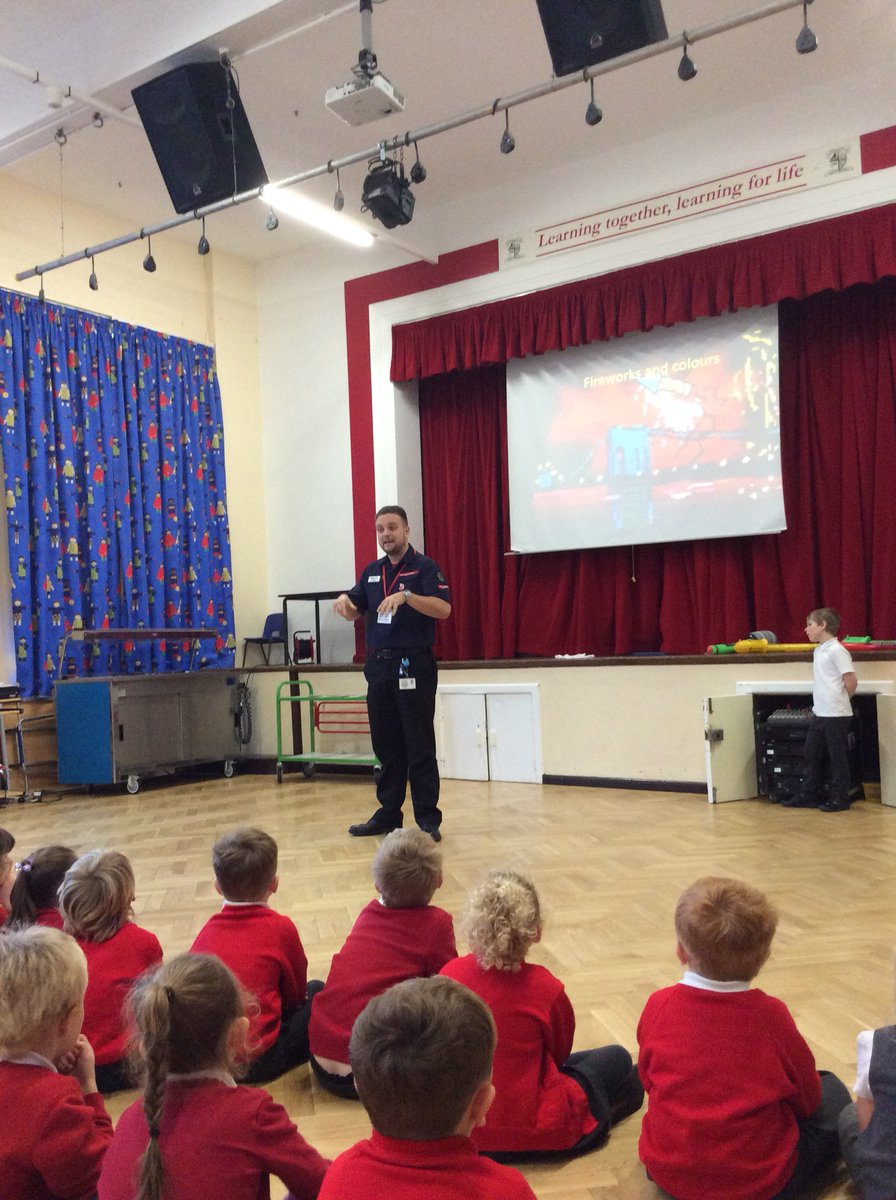 KnypersleyFirst's tweet photo. Thank you very much to Tom from @StaffsFire for our amazing assembly all about Bonfire Night and firework safety #OperationGoodGuy https://t.co/zxCYCRjq67