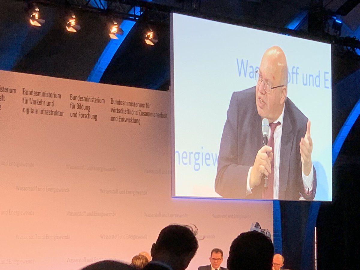 MarkusSudm's tweet photo. BM Almaier: „Dürfen nicht per Order di Mufti im Ministerium entscheiden wo der H2 eingesetzt werden soll.“ Richtig lieber Herr @peteraltmaier, daher muss dem Wärmemarkt #H2 offen stehen, wo heute bereits 10% möglich sind &amp; 9TSD Brennstoffzellen laufen. #NSW #H2_2019 #Wasserstoff https://t.co/ZcEXxGZSTA