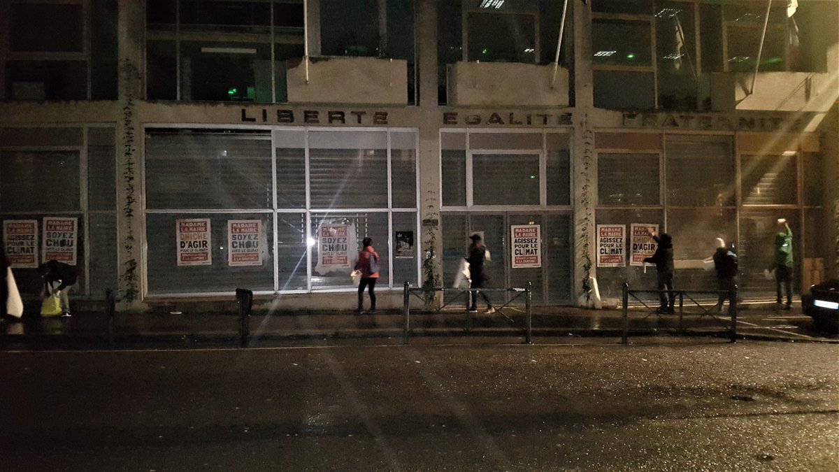 GPeaceNantes's tweet photo. Entrée en vigueur de la loi #EGalim : cette nuit, des dizaines d’affiches invitant @Johanna_Rolland à proposer plus de repas #végétariens dans les cantines ont coloré les façades de la mairie de @nantesfr #Alimentation #2foistrop #CantineVerte @JRNantes2020 #JR2020 https://t.co/qes8jC46rW
