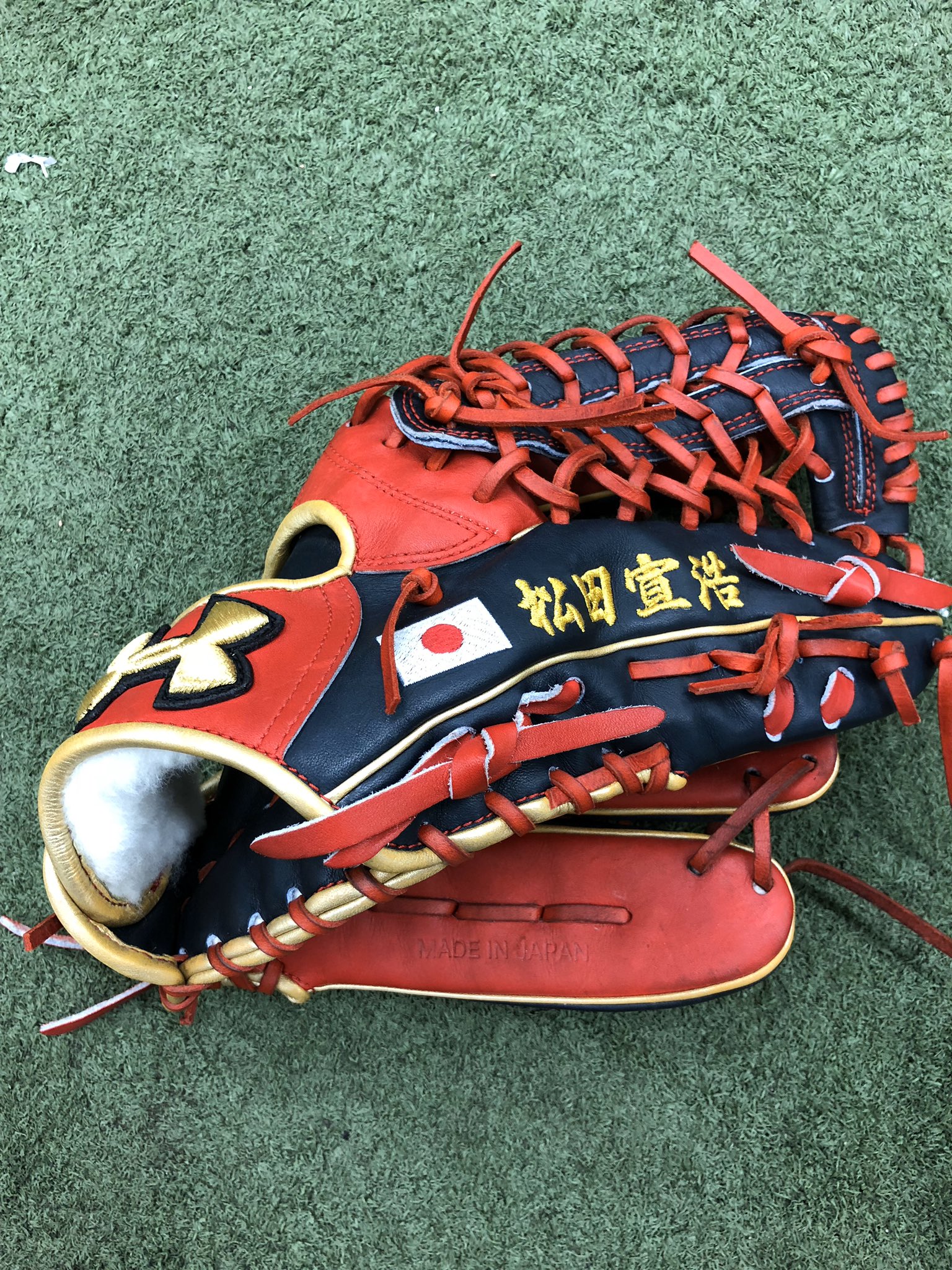 巨人　ソフトバンク　松田宣浩選手　アンダーアーマー サイン入りスパイク 巨人 ソフトバンク 松田宣浩選手 アンダーアーマー サイン入り