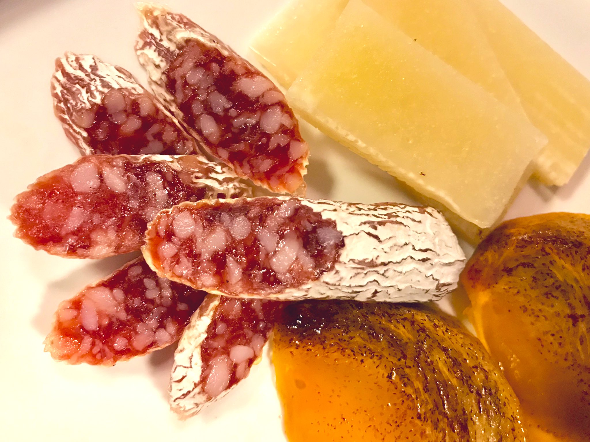 くらい しょうどう Kurai Loves Pigeon Birds カルディで売ってた信州白樺 サラミ 白カビサラミが実家の近く 田んぼの中 で買えるとは 感慨深い 普通のサラミの固さ 香りはマイルドで塩気効いてて美味しい ペコリーノロマーノと 塩分