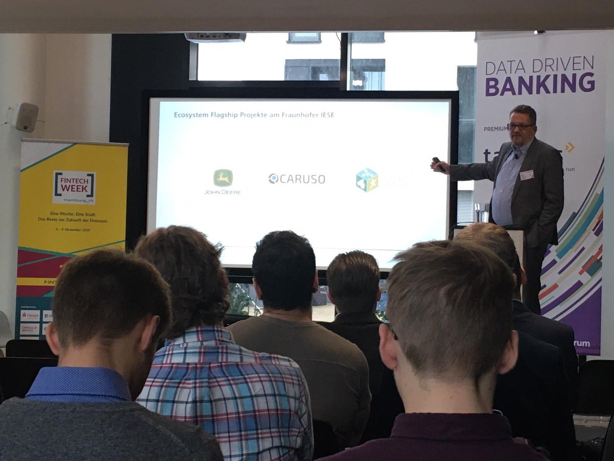 der_ochs's tweet photo. Die Nähe zum Kunden, die Kundenerfahrung + die Capability Datennutzung und Datenveredlung sind u.a. Erfolgsfaktoren in der #Plattformökonomie. Genauso aber muss man schnell sein und Mut zu Neuem haben. @carusodataplace und @dfi_40 als Beispiele @finance_live #fwhh19 #databanking https://t.co/8J1RxZQVXK