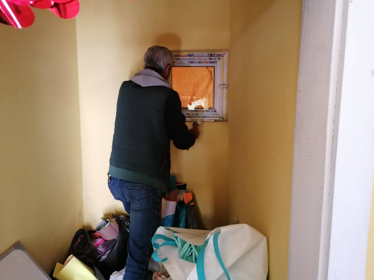 GumuspInarilk1's tweet photo. Kışa hazırlık vakti kırılan camları değiştirdik camları değiştirmemizi sağlayan mazıdağı  aile hekimi Mehmet baştürke teşekkürler. @aydiner_sah https://t.co/yDzstekdPZ
