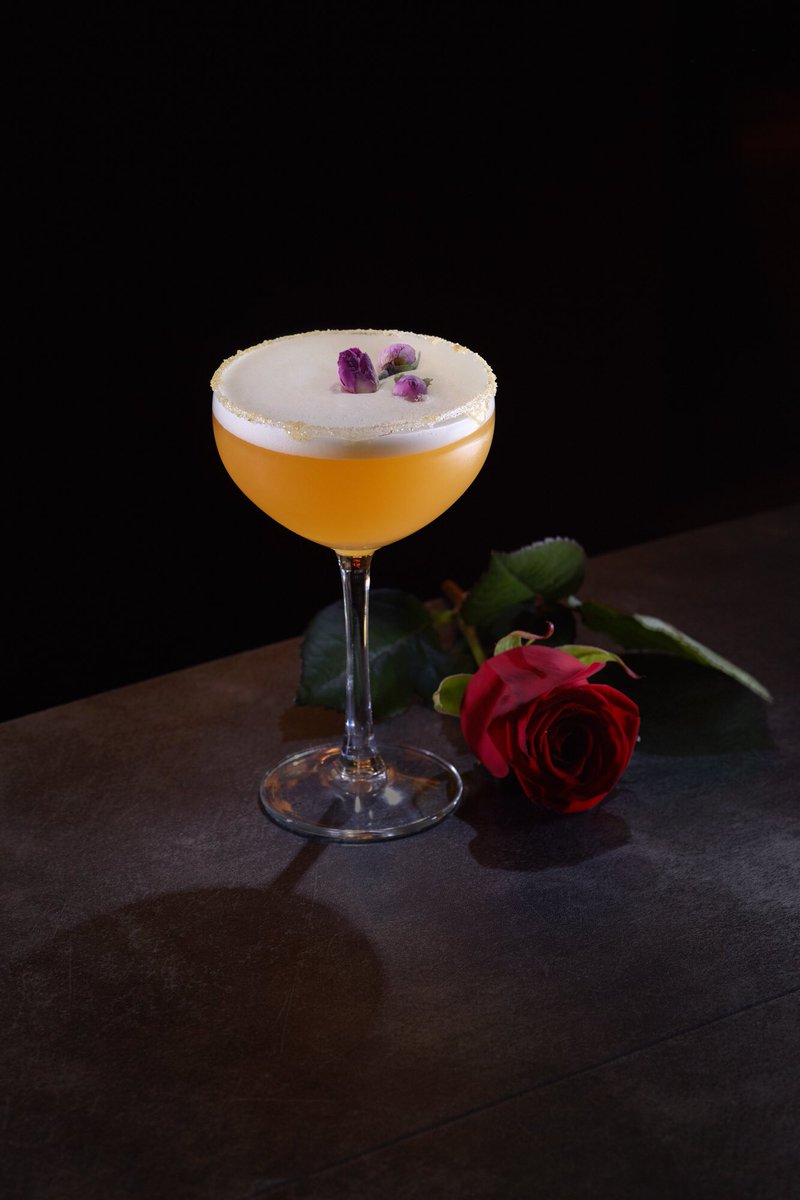 🌹Ginger Rogers is a very glamorous cocktail..!🌵Prepared with Tequila Don Julio Blanco, honey syrup, lime juice, egg white, a few slices of fresh ginger, rhubarb bitters, lovely crusta with mix of honey and edible gold powder..‼️😋Incredibly tasty...citrus, sweet and spicy❣️