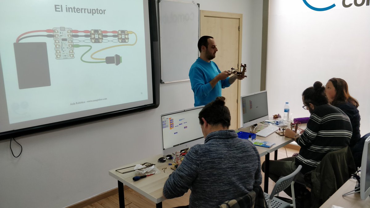 Complubot tweet media