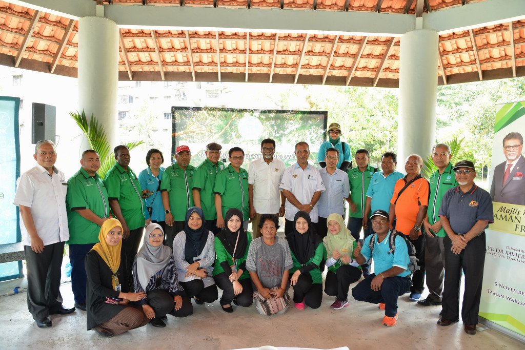 FRIMKepong's tweet photo. Menteri @KATSMalaysia, YB Dr @xavierjayakumar rasmikan Taman Warisan @FRIMKepong pagi tadi. Turut hadir, wakil2 @jpsmofficial, @PERHILITAN, @my_mtib serta Sahabat Komuniti FRIM

YB Menteri turut melancarkan Sijil Pendaftaran Anak Pokok dan tanam 1 pokok merbau

#TamanWarisanFRIM https://t.co/8jDSoZFzOV