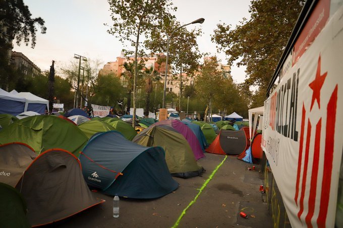 omnium's tweet photo. Orgullosos dels joves compromesos amb la lluita pels drets, la llibertat, l’autodeterminació i un futur digne. Tot el suport d’Òmnium a @AcampadaUni #Generacio14O https://t.co/KxLanW14GS