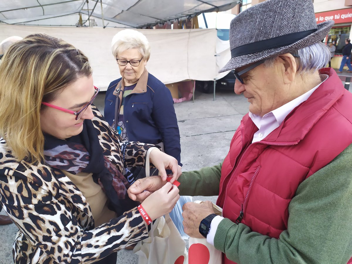 psoecordoba's tweet photo. Hoy nuestrxs candidatxs @rafi_crespin , @almucuen , @AntonioHurtado y @tebaroldan han estado en los mercadillos de #LaVictoria y #Córdoba explicando las medidas de nuestro #ProgramaComúnProgresista📜 para conseguir de 🇪🇦 un país más justo e igualitario.
#AhoraSí/♥
#VotaPSOE/🌹 https://t.co/CUsE2iR8YB