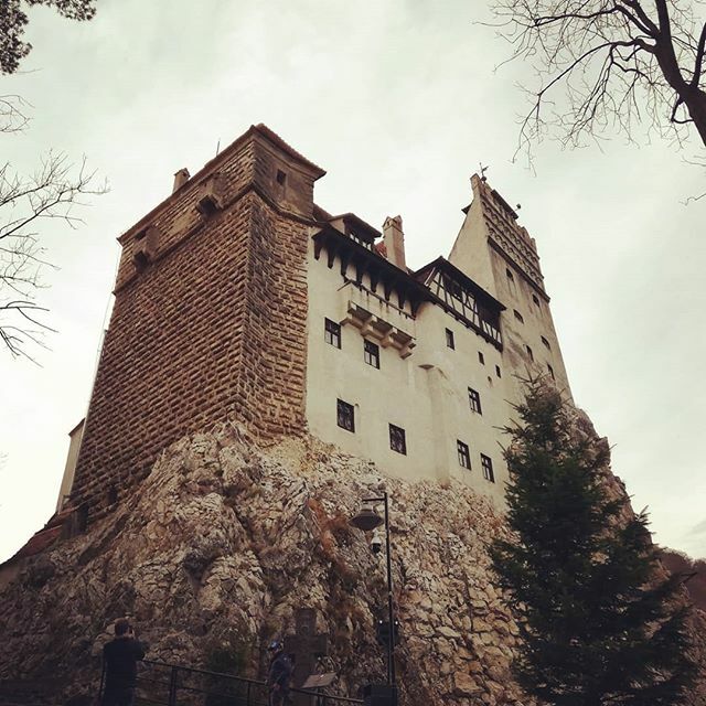 Poteva mancare al nostro viaggio il castello di Bran, detto anche di Dracula? 🧛‍♂️
Premesso che non esistono collegamenti diretti con la figura di Dracula e tanto meno di Bram Stocker, il castello è davvero una meraviglia ed è sicuramente una meta imperd… ift.tt/34xKukM