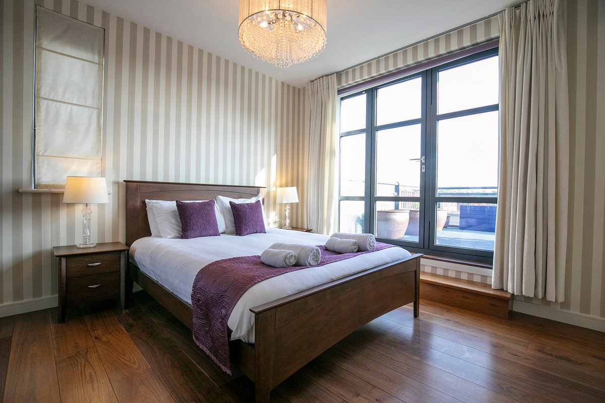 FlexiLets's tweet photo. Check out our brand new penthouse apartment in Farnborough. If you like a luxury living space with a stunning view then this is for you! Call us today and get booking at 01252 210 533. #penthouse #servicedapartments #farnborough #BrandNew https://t.co/tMAnRfqRQ2