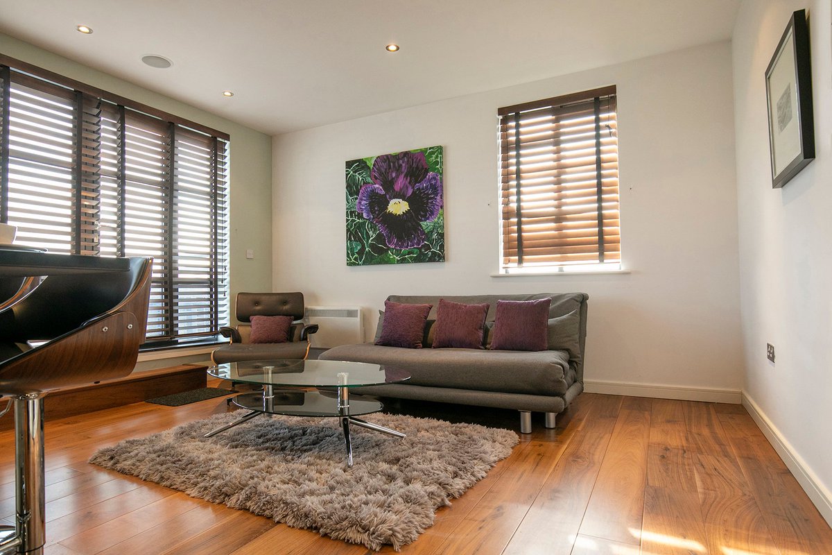 FlexiLets's tweet photo. Check out our brand new penthouse apartment in Farnborough. If you like a luxury living space with a stunning view then this is for you! Call us today and get booking at 01252 210 533. #penthouse #servicedapartments #farnborough #BrandNew https://t.co/tMAnRfqRQ2