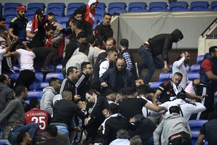 KKKuvvetleri's tweet photo. Taraftarlarımız Braga maçıyla, 2017'de oynanan Lyon maçı sonrası ilk kez Avrupa'da deplasmanda maç seyredecek.  

▪️ Fikret Orman yönetimi, son 2 yıldır UEFA'nın cezai yaptırımlarını gerekçe göstererek Beşiktaş taraftarının Avrupa deplasmanlarına gitmesini istemiyordu. https://t.co/W1ILGatNGa