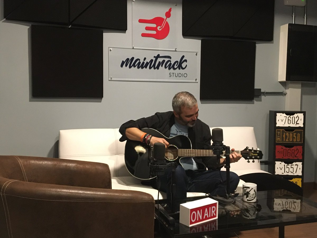Musincronizados's tweet photo. Ya está disponible en nuestro canal de YouTube la entrevista a Jose de @yo_estratosferico con motivo del lanzamiento de #Limbo. Incluye dos acústicos y argumentos para no faltar al concierto de este viernes en @elperroclubmad. Recuerda... #musincronízate
https://t.co/00diJ9zXII https://t.co/13o5XbZoik