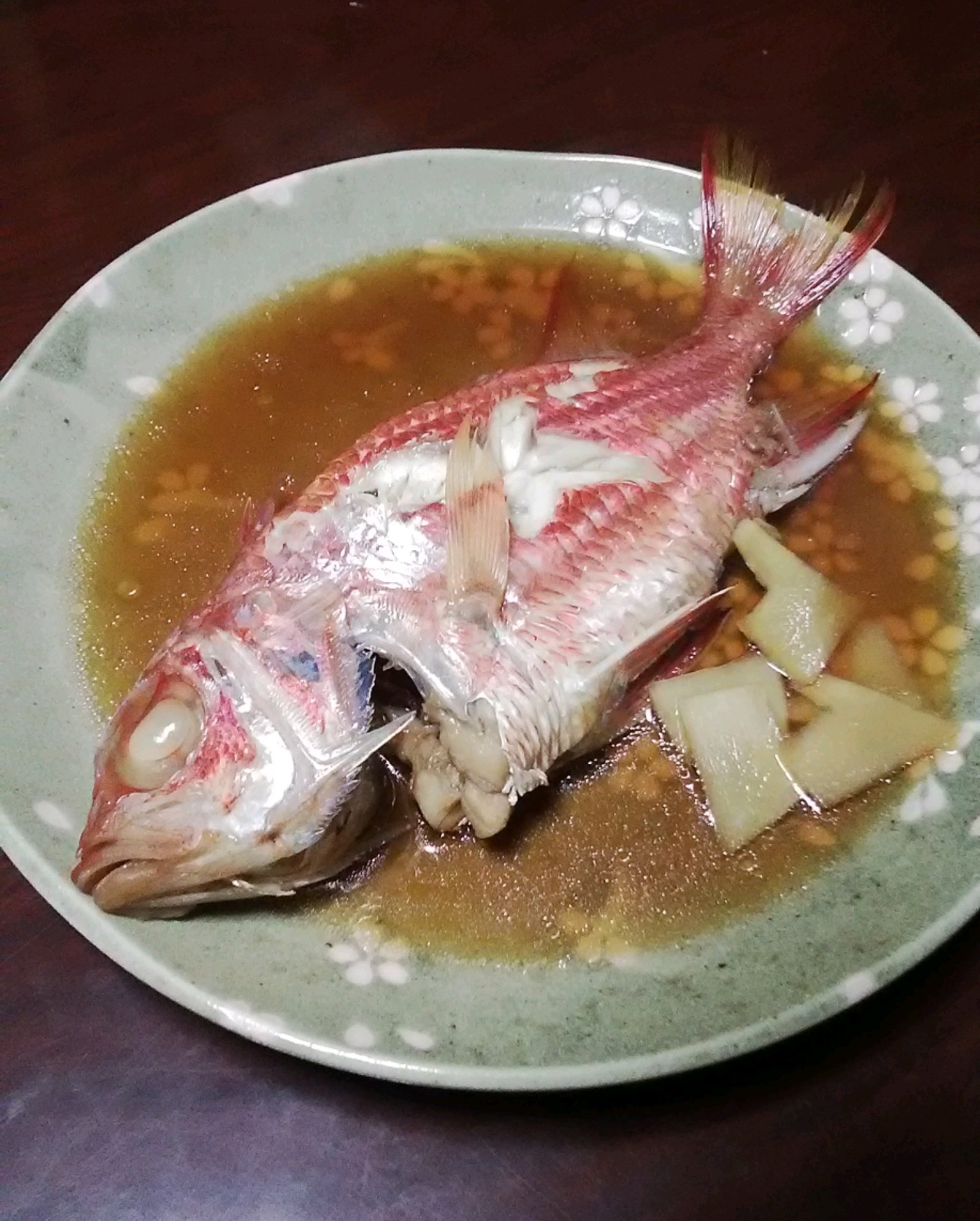 明利英司 ﾐｽﾃﾘｰ作家 珍しい魚が手に入った これは菖蒲恵比寿 あやめえびす という魚 市場に出回ることは少なく知名度が低いので 鮮魚店では間違った名前で売られていた 鱗が驚くほど厚くて固いので調理が大変だけど 金目鯛に似た味がしてすごく