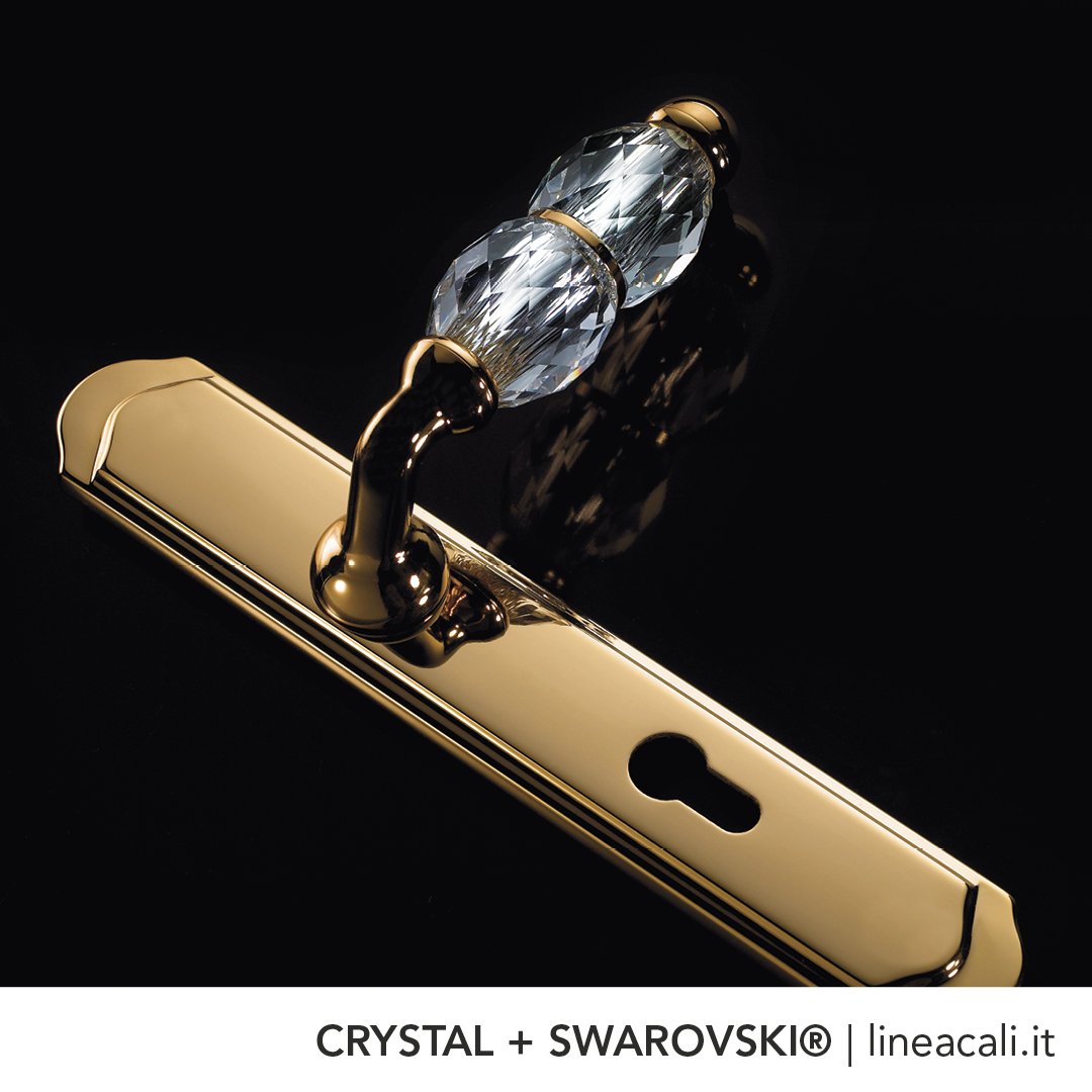 LineaCaliSrl's tweet photo. Crystal door handle | The beauty of Swarovski® crystals is an object of worship in this collection that is made up of formal but at the same time elegant lines.

Discover more: https://t.co/u2RzwbmitH https://t.co/0YbyjIulZa