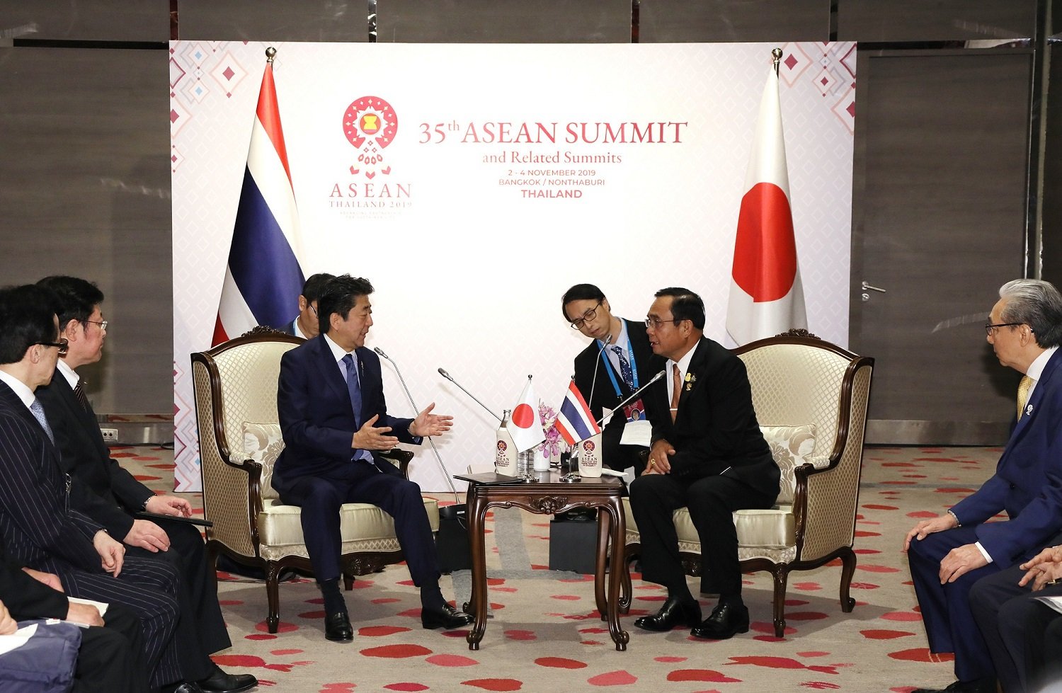 首相官邸 On Twitter 総理の動き 11月4日 現地時間 Asean 東南アジア諸国連合 関連首脳会議出席等のためタイ王国のバンコク を訪問している安倍総理は プラユット ジャンオーチャー タイ首相と会談を行った後 第22回asean 3 日中韓 首脳会議に出席しました