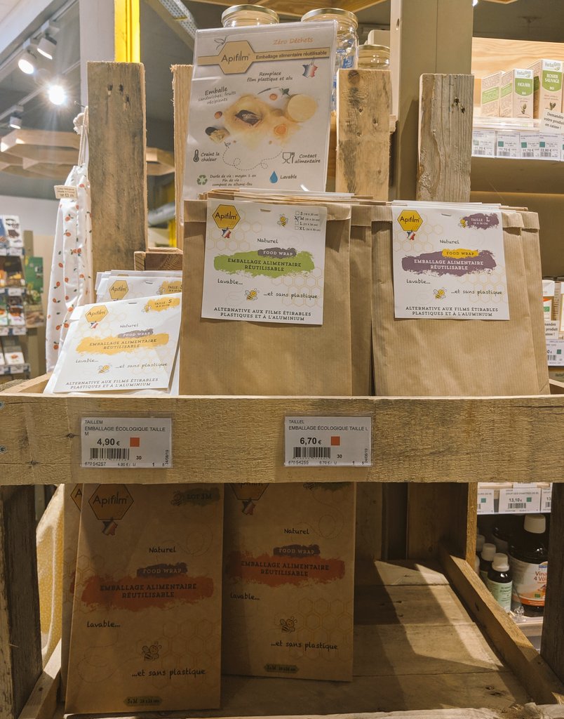 Qui s'est fait sa petite place bien en évidence dans les rayons de ma <a href="/Biocoop/">Biocoop 🌱</a> #laruchedetolbiac 🤔 ? Il s'agit d'une marque #madeinfrance engagée sur le #reutilisable...a base de #ciredabeille.Vous ne voyez pas ? C'est <a href="/apifilm/">Apifilm</a> 👍 a retrouver au <a href="/MIF_Expo/">MIF Expo - Le Salon du Made in France</a>