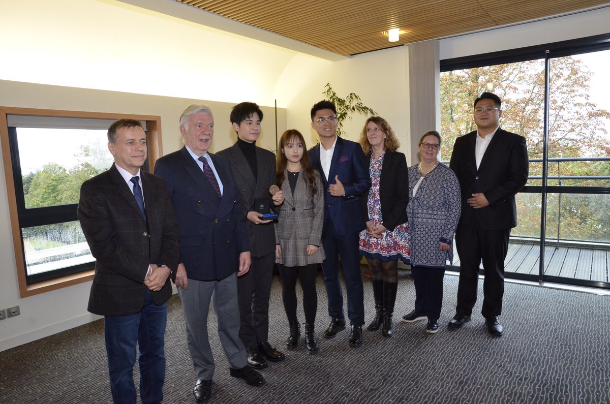 departement86's tweet photo. Rencontre du jeune acteur chinois Hu Xian Xu dans le cadre du 2e voyage d'études du Groupe Universitaire #BeifangIEG à l'@UCPAEcoleDj au #Futuroscope.
👉 Double objectif de ce séjour : renforcer les partenariats de l'#UCPA à l'#international et valoriser la #Vienne en #Chine. https://t.co/H9yGOZR1Dh