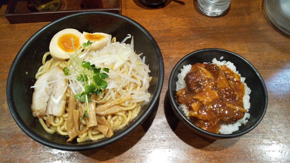 じゃがーニン 地域限定ゴルシ ハーン 上野駅入谷口から出て 高速沿いにある麺屋天王の油そばは旨い 機会があったら是非食べてほしい 醤油ベースの油がしつこくなく 大盛無料も嬉しい 個人的には油そば大盛にチャーシューライスの組合せが一番