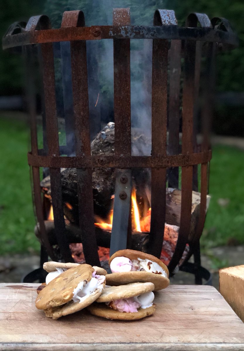 Have we got a gooey marshmallow-y chocolate chip cookie treat lined up for you this Bonfire Night....🔥🍪🎆
S'mores, the American tradition of marshmallow-y goodness roasted over the campfire with a delicious #Corby chocolate chip cookie twist! 
#sharesmores #kids #BonfireNight